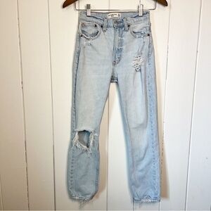 Abecrombie & Fitch The Mom High Rise. Size 000.
